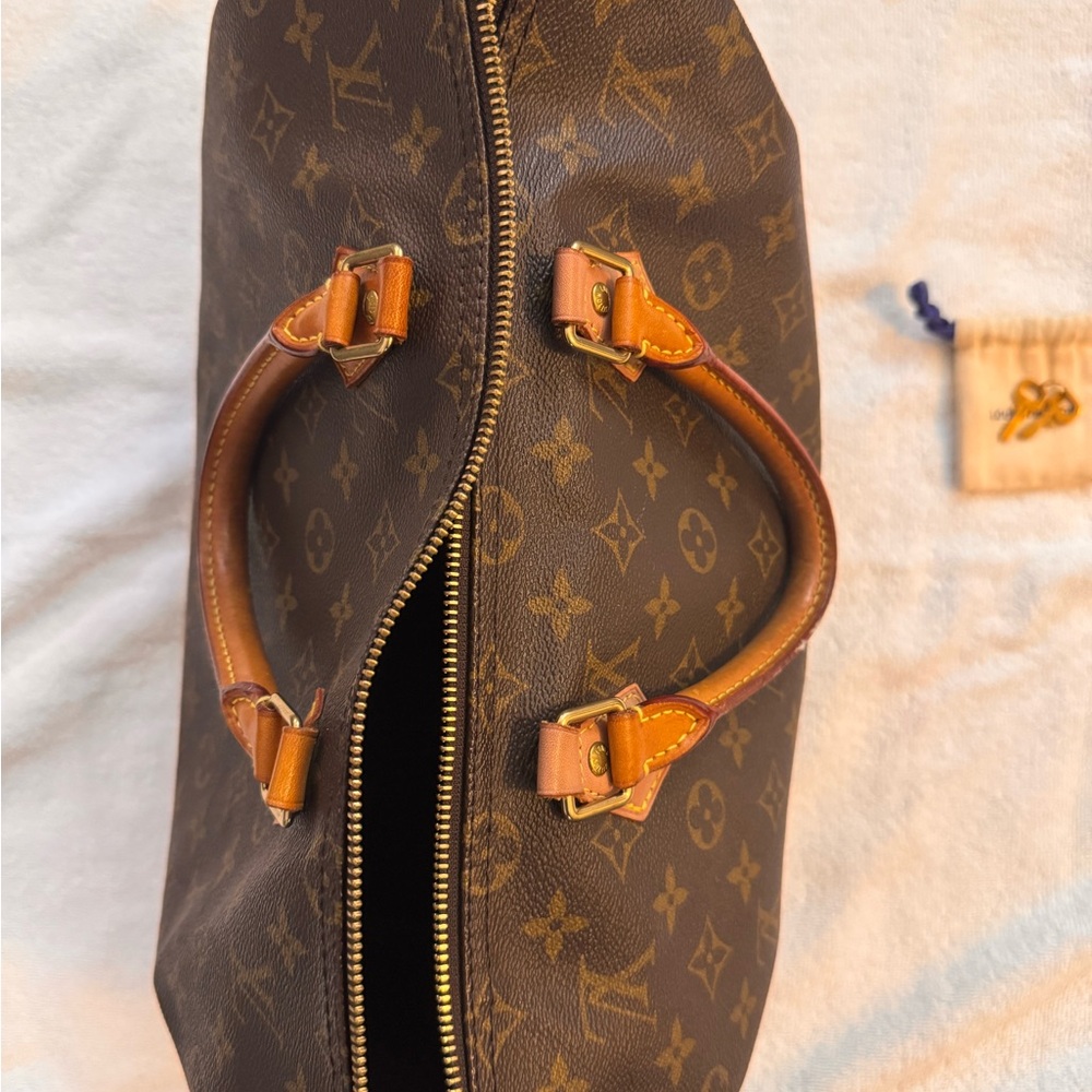 This is an authentic original speedy bag 35